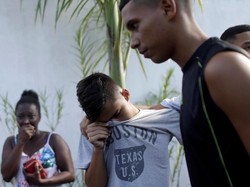 Situasi itu membuat para pemain muda Flamengo mengangis tak keruan. Satu telah teridentifikasi yakni Christian Esmerio, kiper belia Flamengo dan Timnas Brasil U-15 yang menjadi korban. (Foto: Ricardo Moraes/Reuters)