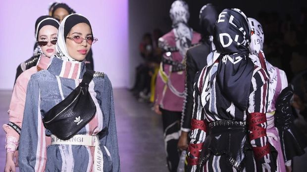 Koleksi #Socialove karya Dian Pelangi dipamerkan di New York Fashion Week 2019.