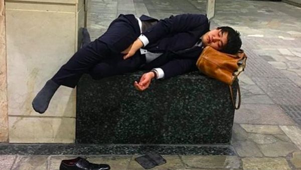 Potret Karyawan Super Lelah di Jepang Bergelimpangan di Jalan