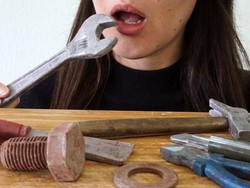 Waduh! Wanita Ini Mukbang Makan Palu, Obeng dan Baut