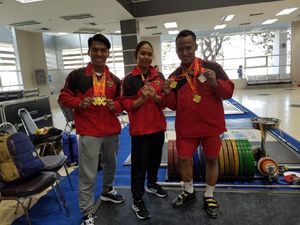 Deni dan Triyatno Sabet Medali Emas di Kejuaraan Angkat Besi di Thailand Deni dan Triyatno Sabet Medali Emas di Kejuaraan Angkat Besi di Thailand