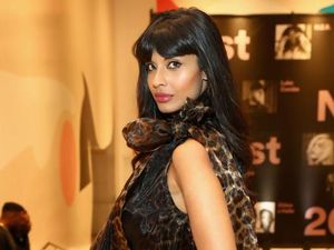 Aktris Cantik Ini Banjir Pujian karena Pamer Bulu Ketiak Saat Pemotretan Aktris Cantik Ini Banjir Pujian karena Pamer Bulu Ketiak Saat Pemotretan