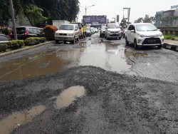 Diguyur Hujan Terus-terusan, Jalan di Kalimalang Rusak Parah