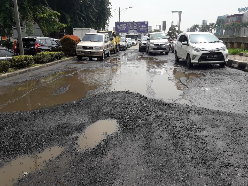 Diguyur Hujan Terus-terusan, Jalan di Kalimalang Rusak Parah Diguyur Hujan Terus-terusan, Jalan di Kalimalang Rusak Parah