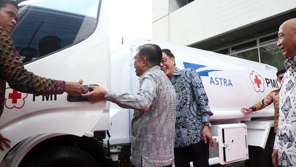 PMI Dapat Bantuan 10 Truk Tangki Air
