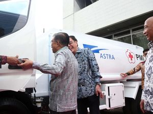 PMI Dapat Bantuan 10 Truk Tangki Air