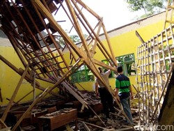 Detik-detik Atap Kelas MTs Mojokerto Ambruk Lukai 9 Siswa dan 1 Guru