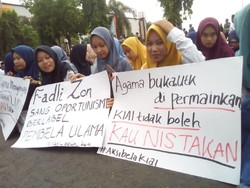 Massa Santri Kudus Lawan Puisi Fadli Zon dengan Puisi