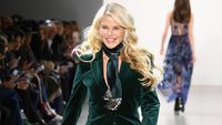 Foto: Usia 65, Christie Brinkley Eksis Lagi di Catwalk Bareng Putrinya