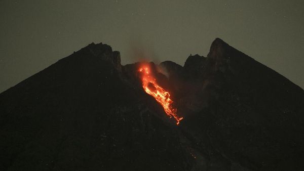 Lava Pijar Meluncur dari Puncak Merapi