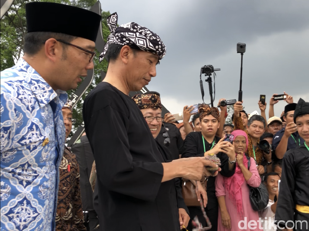 Lempar Gasing, Jokowi Resmikan Alun-alun Cianjur
