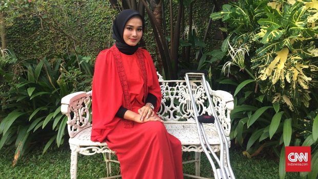 Rofifah Juniandar, penyintas kanker tulang berjalan untuk koleksi busana Oscar Lawalata (7/2).  Ia ingin jadi desainer selepas studi jurusan desain mode di IKJ.