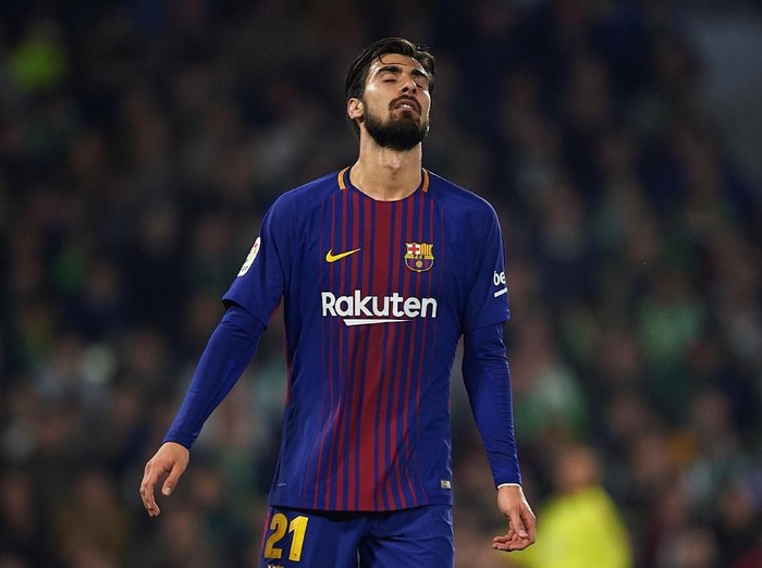 SEVILLE, SPAIN - JANUARY 21:  Andre Gomes of FC Barcelona reacts the La Liga match between Real Betis and Barcelona at Estadio Benito Villamarin on January 21, 2018 in Seville, .  (Photo by Aitor Alcalde/Getty Images)