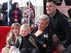 Detik-detik Pink dan Anaknya Terinfeksi Virus Corona