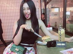 Heboh! Beredar Foto Pamela Safitri Kelewat Nakal Bareng Penonton Cowok