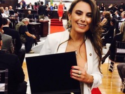 Politisi Brazil Jadi Kontroversi karena Pakai Baju Seksi Saat Sumpah Jabatan