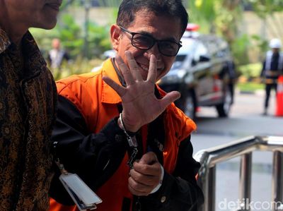 Senyum Bupati Mesuji Nonaktif Saat Diperiksa KPK