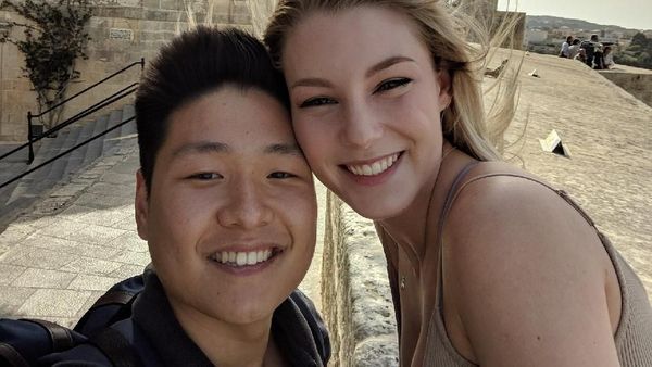 Potret Mesra Selebgram Seksi dan Tunangannya Orang Korea yang Dihujat