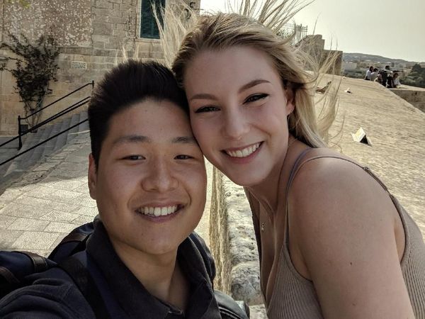 Potret Mesra Selebgram Seksi dan Tunangannya Orang Korea yang Dihujat