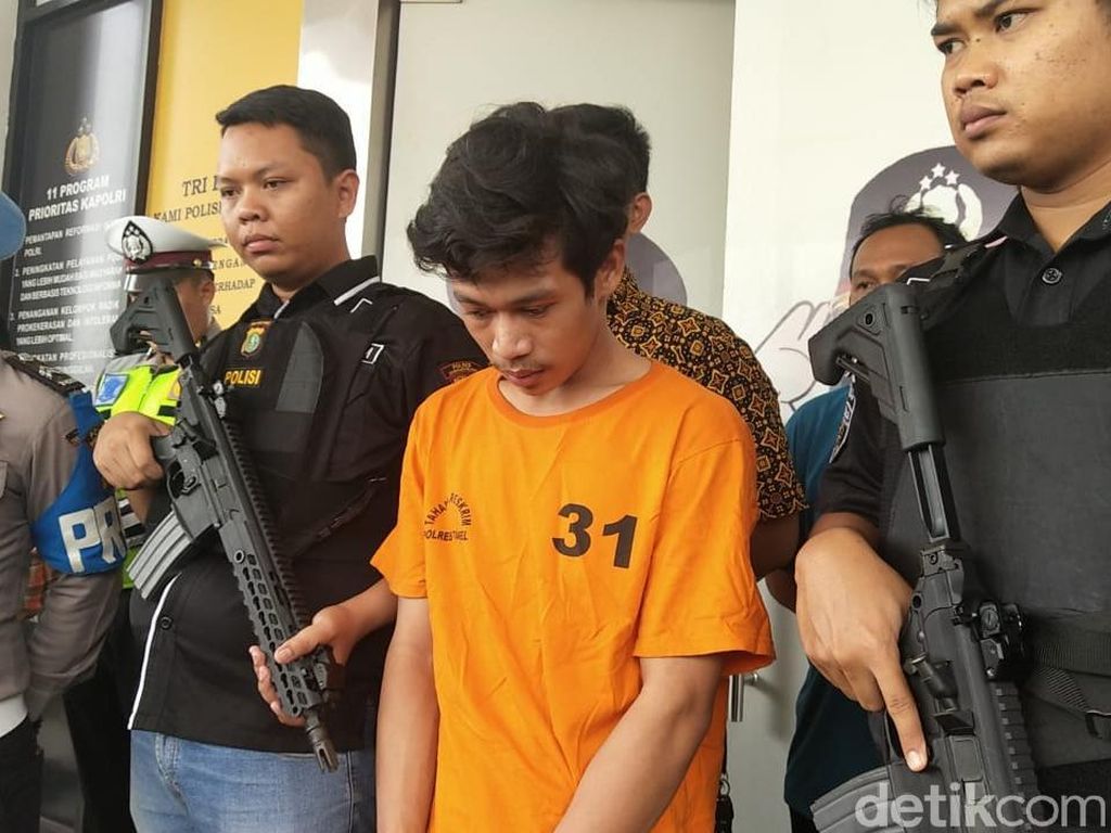 Ditahan Polisi, Adi Saputra Pembanting Motor Belum Dijenguk Keluarga Ditahan Polisi, Adi Saputra Pembanting Motor Belum Dijenguk Keluarga