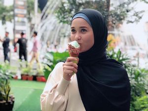 Serunya Pose Emma, Artis Cantik Malaysia Saat Cicip Makanan Enak