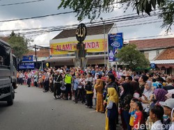 Warga Cianjur Antusias Tunggu Jokowi di Tugu Tauhid