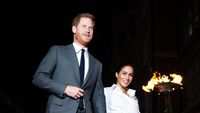 Foto: Gaya Seksi Meghan Markle Pakai Rok Berbelahan Tinggi