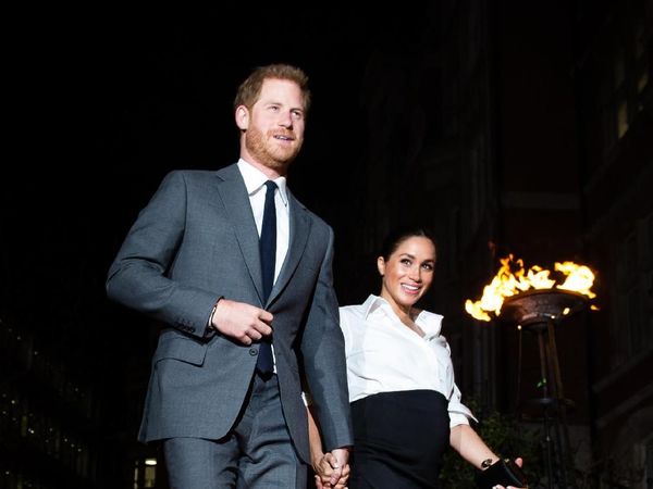 Foto: Gaya Seksi Meghan Markle Pakai Rok Berbelahan Tinggi