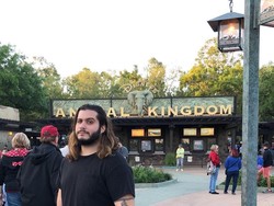 Iseng Banget! Saat Turis Asyik Pose di Depan Anal Kingdom