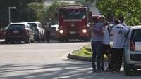 Pemadam kebakaran kemudian mengonfirmasi ada 10 orang meninggal dalam peristiwa itu. Belum jelas siapa saja yang menjadi korban. Beberapa juga dikabarkan luka-luka. Kesedihan mulai terasa di kompleks latihan Flamengo. (Foto: Ricardo Moraes/Reuters)