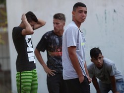 Para pemain muda Flamengo yang berada di luar, mulai khawatir rekannya menjadi korban. (Foto: Ricardo Moraes/Reuters)
