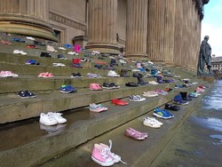 Viral Potret Ratusan Sepatu Tak Bertuan Gambarkan Kasus Bunuh Diri Anak