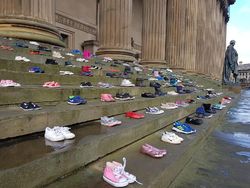 Viral Potret Ratusan Sepatu Tak Bertuan Gambarkan Kasus Bunuh Diri Anak