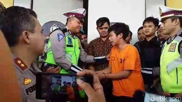 Adi Saputra menangis di depan polisi