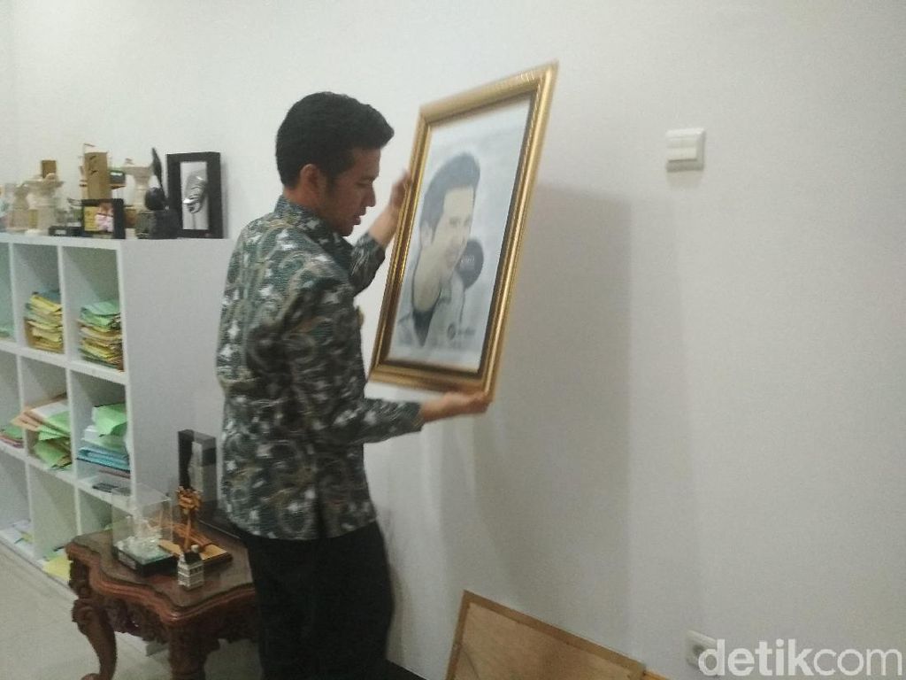 Jelang Pelantikan Wagub, Emil Mulai Berkemas di Ruang Bupati Jelang Pelantikan Wagub, Emil Mulai Berkemas di Ruang Bupati