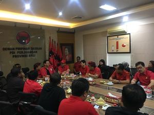 Ahok Beri Buku Kebijakan Ahok ke PDIP Bali Ahok Beri Buku Kebijakan Ahok ke PDIP Bali