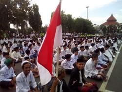 Protes Puisi Fadli Zon, Massa Santri Tumplek Blek di Alun-alun Kudus