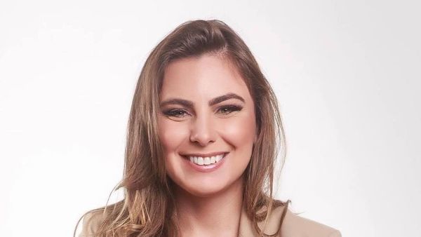 Foto: Politisi Wanita Jadi Kontroversi, Berbusana Mengekspos Belahan Dada