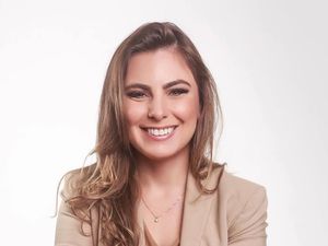 Foto: Politisi Wanita Jadi Kontroversi, Berbusana Mengekspos Belahan Dada