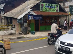 Tim Penjinak Bom Cek Koper Mencurigakan di Warteg Barokah Jatinegara Tim Penjinak Bom Cek Koper Mencurigakan di Warteg Barokah Jatinegara