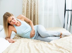 Seperti Hamil 6 Bulan, Model Bikini Ini Ternyata Idap Endometriosis