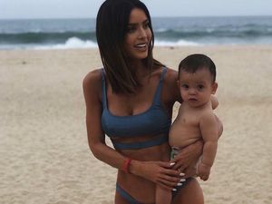 Foto: Sarah Stage, Hot Mom yang Suka ke Pantai