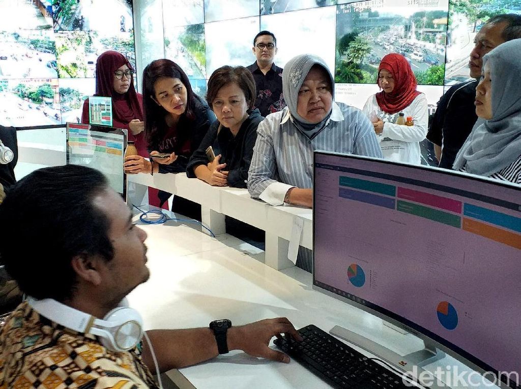 Risma Pamer Teknologi Surabaya ke Sejumlah Pemimpin Media Risma Pamer Teknologi Surabaya ke Sejumlah Pemimpin Media