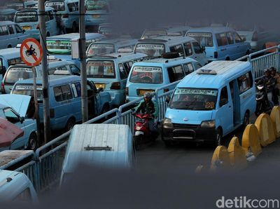 Terlalu! Pemotor Terobos Rambu di Terminal Kampung Melayu