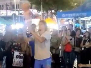 Pasangan Rusia yang Juggling Bayi di Malaysia Dibebaskan dari Tahanan