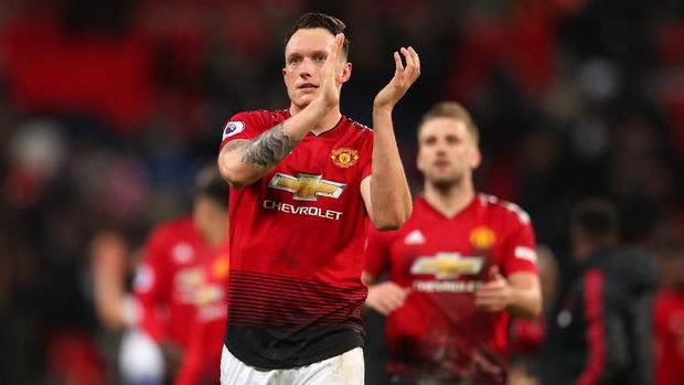 LONDON, ENGLAND - JANUARY 13: Phil Jones of Manchester United applauds after the Premier League match between Tottenham Hotspur and Manchester United at Wembley Stadium on January 13, 2019 in London, United Kingdom. (Photo by Catherine Ivill/Getty Images)