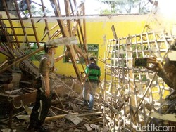 Brakk...Atap Kelas Ambruk, 8 Siswa MTs di Mojokerto Luka