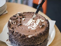 Potong Kue Ultah dengan Pedang, Pria Ini Ditahan Polisi