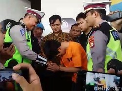 Adi Saputra Pembanting Motor Cium Tangan Bripka Oky yang Menilangnya