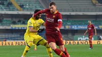 Edin Dzeko belakangan dipercaya sebagai kapten Roma karena Daniele De Rossi lagi jarang dimainkan. (Alessandro Sabattini/Getty Images)